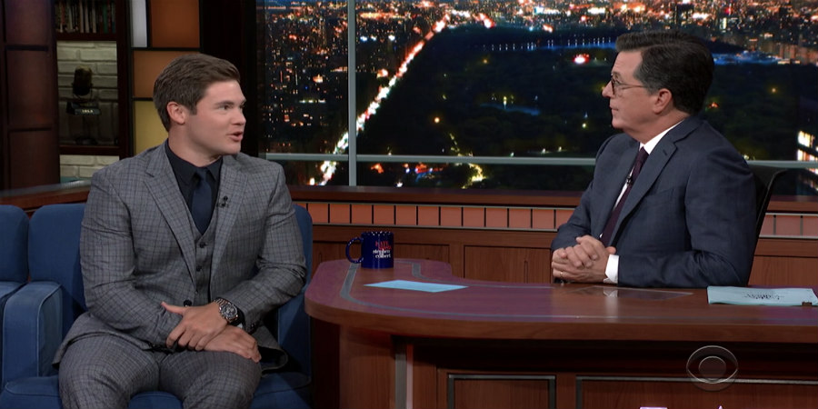 Ο Adam Devine φόρεσε Tommy Hilfiger στην εκπομπή “The Late Show“ με τον Stephen Colbert